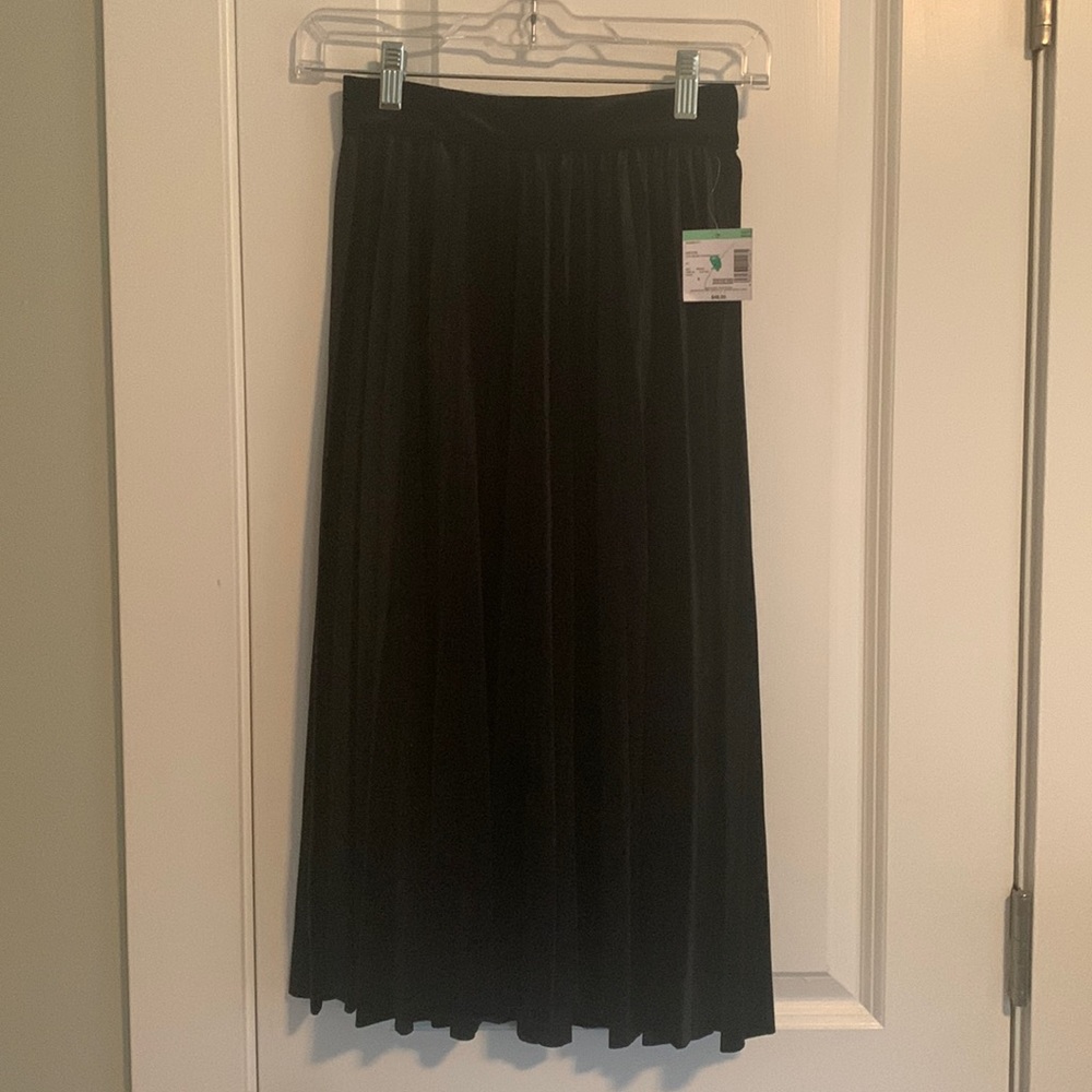 NWT Simply Styled Black Pleated Velvet Skirt